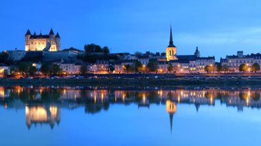Ortaçağ kalesi ve Saint-Pierre kilisesi ile geceleri Saumur Panoraması, Fransa.