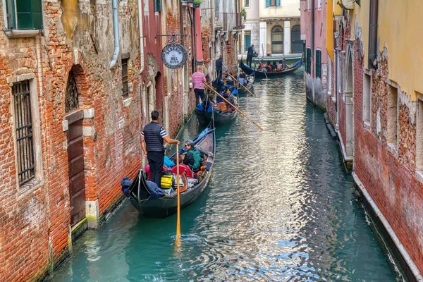 Turister reser på gondol vid kanalen i Venedig, Italien. — Stockfoto