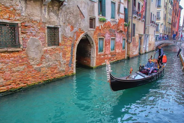 Turistas viajam em gôndola no canal em Veneza, Itália . — Fotografia de Stock