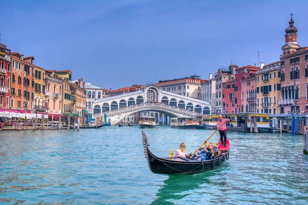 Góndola en el famoso Gran Canal con el Puente de Rialto en Venecia . — Foto de Stock