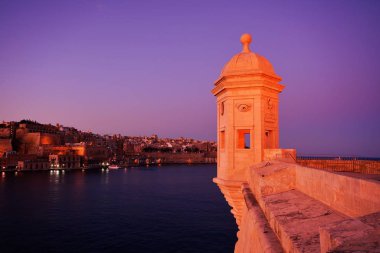 Gardiyan Kulesi Il Gardjola, Senglea 'daki Gardjola Bahçeleri. Valletta, Grand Harbour 'a bakıyor. Malta