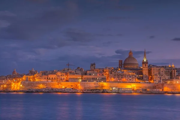 Valletta Skyline på kvällen, Malta. — Stockfoto