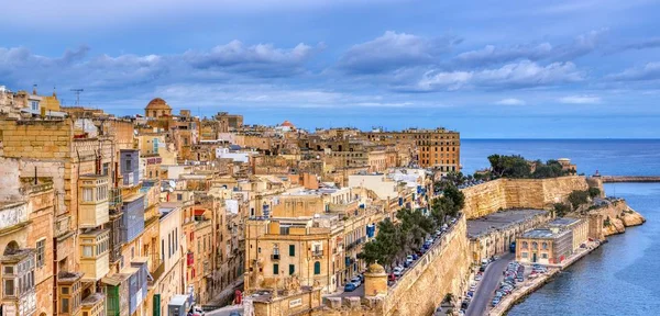 Valletta met traditionele Maltese gebouwen met kleurrijke luiken en balkons, Malta. — Stockfoto