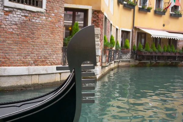 Gondola Navegando Através Canal Veneza Itália — Fotografia de Stock