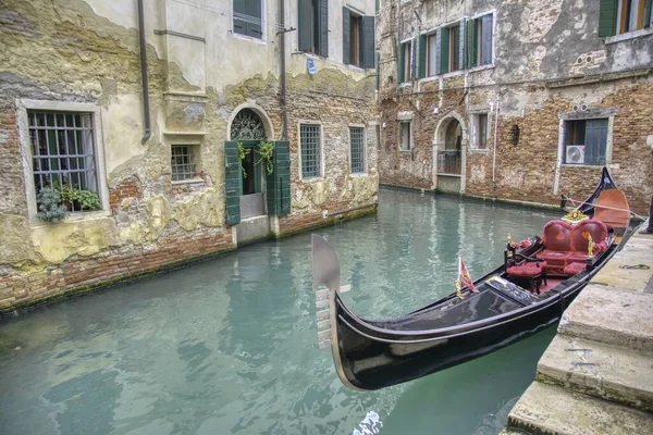 Gondola Navegando Através Canal Veneza Itália — Fotografia de Stock