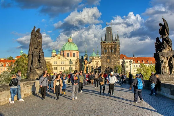 Praha Česká Republika Září 2018 Lidé Přecházejí Karlův Most Historický — Stock fotografie