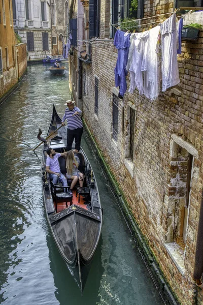 Венеція Італія Жовтня 2019 Туристи Подорожують Гондолі Каналі Венеції Італія — стокове фото