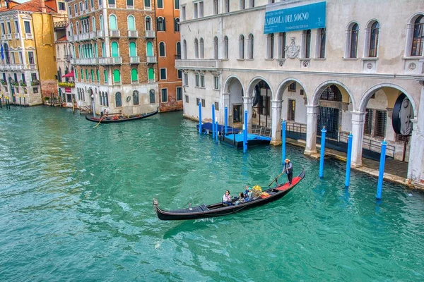 Veneza Itália Outubro 2019 Turistas Viajam Gôndola Canal Veneza Itália — Fotografia de Stock