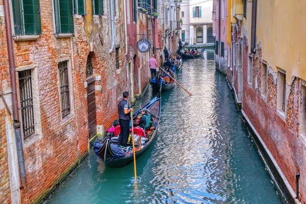 Veneza Itália Outubro 2019 Turistas Viajam Gôndola Canal Veneza Itália — Fotografia de Stock