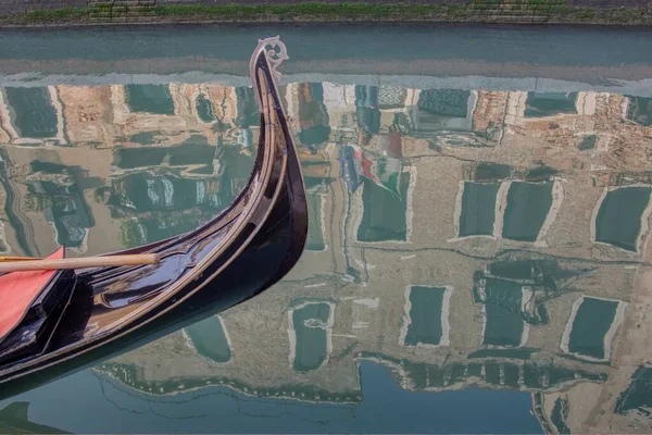 Venedig Gondol Och Reflektion Byggnader Vatten Venedig Italien — Stockfoto