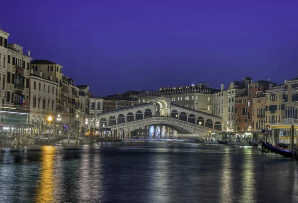 Venedik Talya Ekim 2019 Günbatımında Rialto Köprüsü Büyük Kanal Mavi — Stok fotoğraf