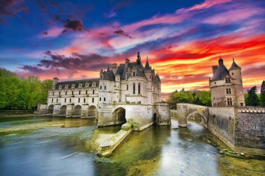 Chenonceau, Fransa - 16 Nisan 2019: Chenonceaux, Fransa 'daki ortaçağ şatosu. Güzel Chenonceau Şatosu, Cher nehri üzerinde, Loire Vadisi, Fransa.