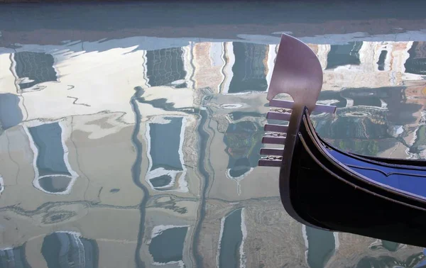 Venedig Gondol Och Reflektion Byggnader Vatten Venedig Italien — Stockfoto