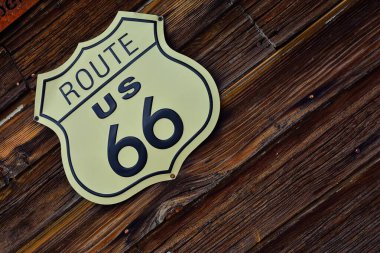 Tarihi ABD eski Route 66 tabelası ahşap arka planda..