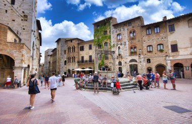 San Gimignano, İtalya - 3 Temmuz 2018 San Gimignano, Tuscany, İtalya 'da tarihi bir günde ünlü Piazza della Cisterna' nın panoramik manzarası