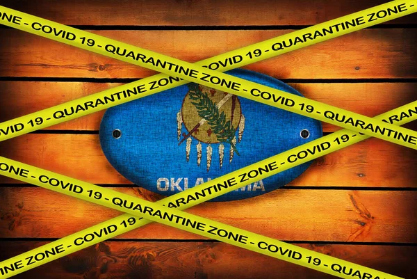 Covid 19で書かれた黄色のリボンに警告 検疫ゾーンオクラホマ州の旗イラストのカバー19 隔離された国のコロナウイルス危険地域 — ストック写真