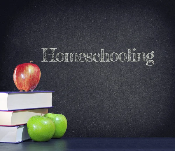 Homeschooling Geschrieben Auf Einer Alten Tafel Mit Äpfeln Und Büchern — Stockfoto