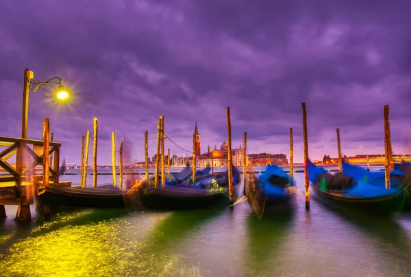 ゴンドラは イタリアのヴェネツィア ヨーロッパの夜明けにグランド運河の聖マーク広場に係留されました 長時間露光 — ストック写真