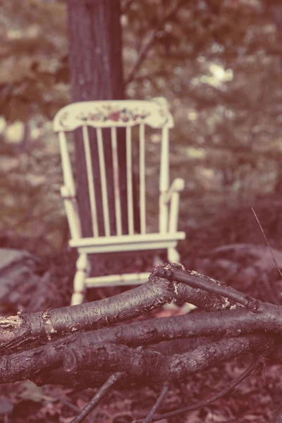 Детское кресло-качалка в лесу — стоковое фото