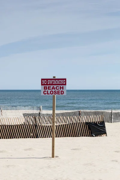 Beach Closed Sign at Point Pleasant — Stock Photo, Image