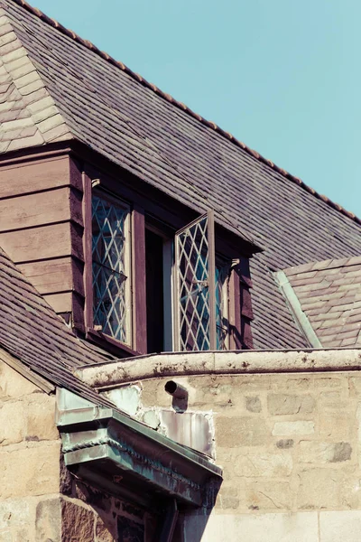 Architektonische Details des Tudor-Daches mit Fenstern — Stockfoto