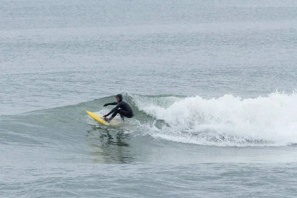 Hauteurs de bord de mer Surfeurs — Photo