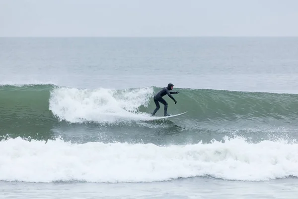 Hauteurs de bord de mer Surfeurs — Photo