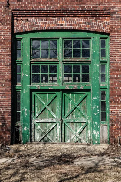 Verfallende Türen am sandigen Haken — Stockfoto