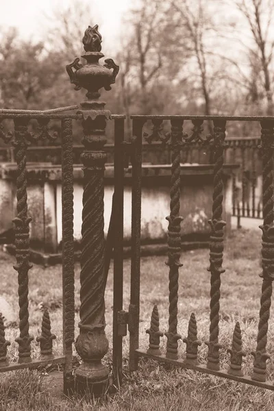 Alte verwitterte Gruft auf Friedhof — Stockfoto