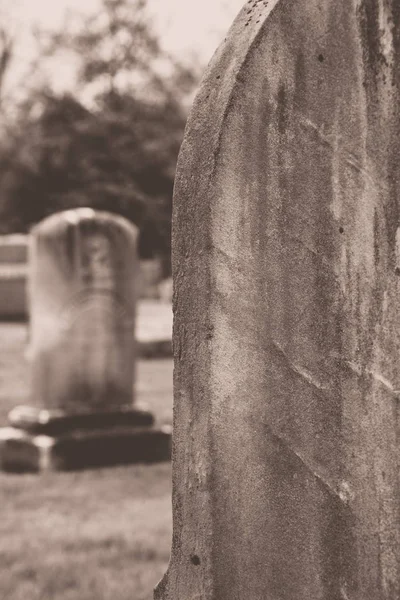 Alte Grabsteine auf Friedhof — Stockfoto