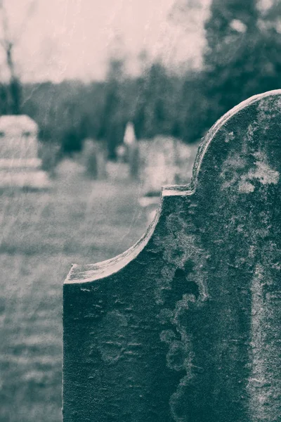 Vecchie lapidi nel Cimitero — Foto Stock