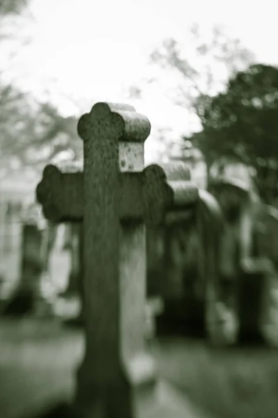 Starý neostrý kříž náhrobní kámen — Stock fotografie