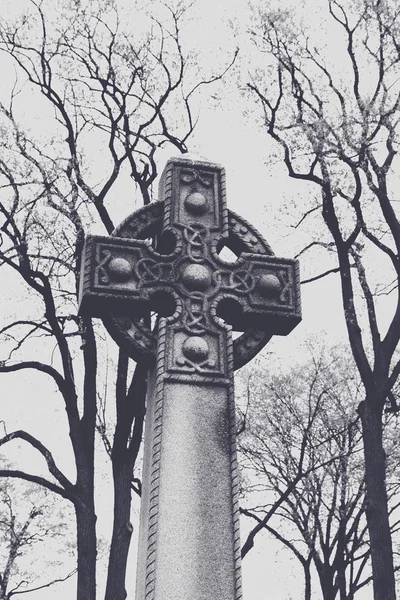 Кельтский крест на кладбище — стоковое фото