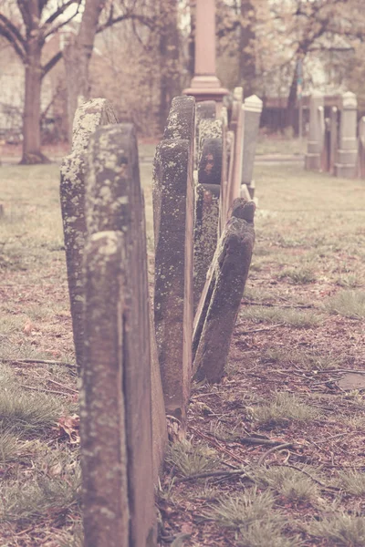 Παλιές επιτύμβιες στήλες στο νεκροταφείο — Φωτογραφία Αρχείου