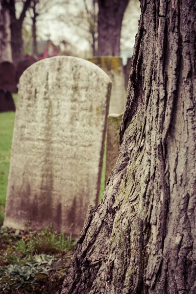 Oude grafstenen op de begraafplaats — Stockfoto