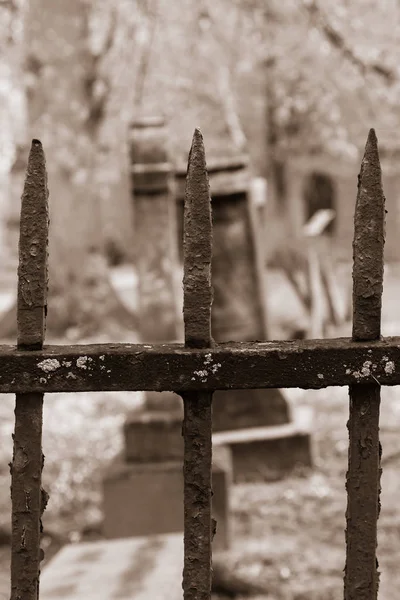 Vecchio cimitero attraverso la recinzione di ferro — Foto Stock