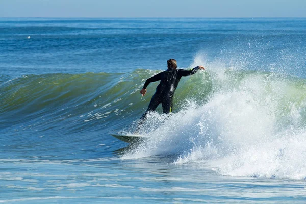 Surfen im neuen Trikot — Stockfoto