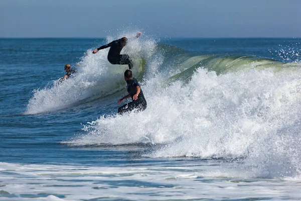 Surfen im neuen Trikot — Stockfoto