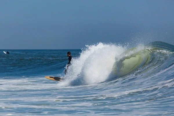 Surfen im neuen Trikot — Stockfoto