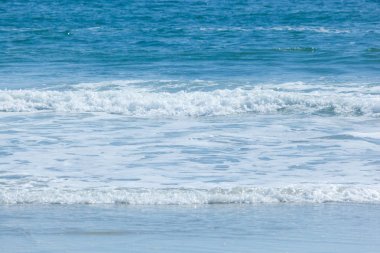 Deniz dalgaları kolan