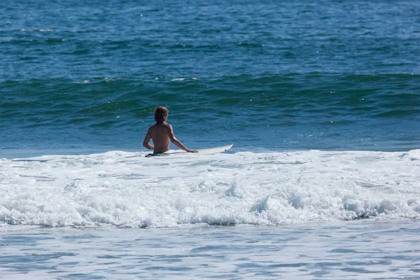 Surfen im neuen Trikot — Stockfoto