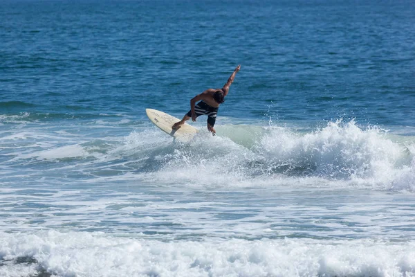 Denizde sörf New Jersey kolan