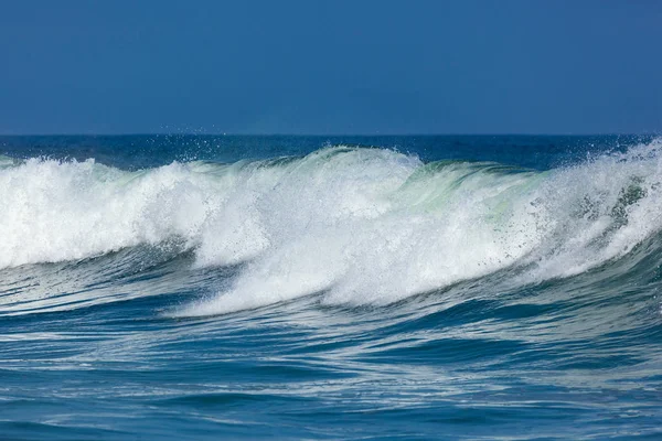 Okyanus sprey ve dalgalar