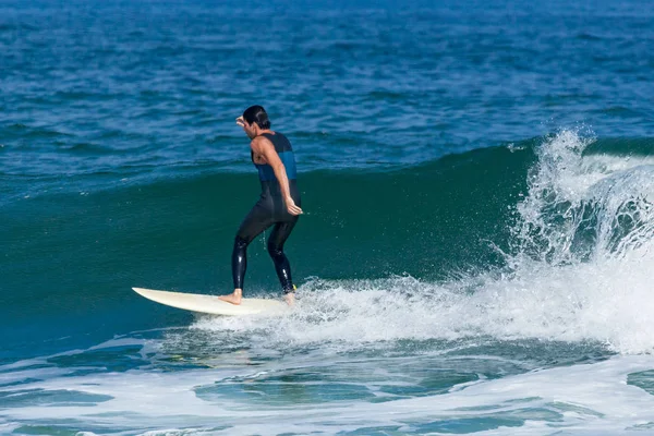 Surfen im neuen Trikot — Stockfoto