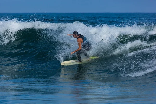 Surfen im neuen Trikot — Stockfoto