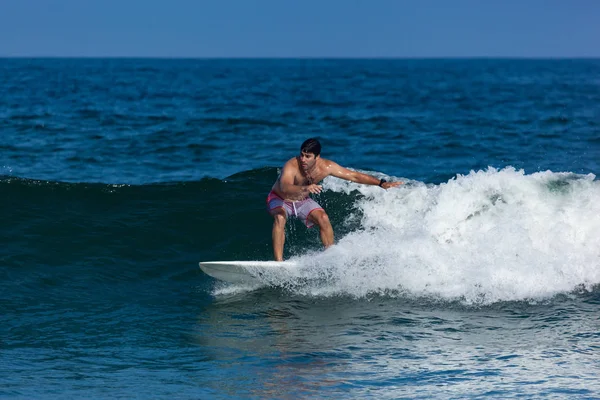 Surfen im neuen Trikot — Stockfoto