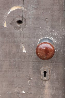 Antika topuzu ile eski kapı