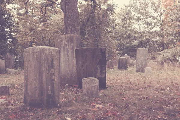 Oude grafstenen op de begraafplaats — Stockfoto