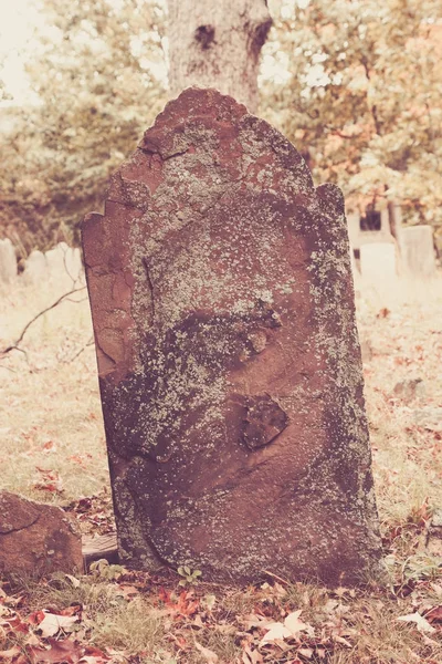 Vecchie lapidi nel Cimitero — Foto Stock