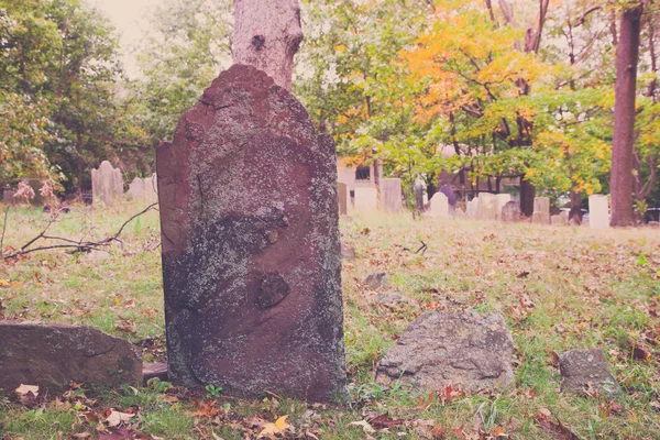 Старые надгробия на кладбище — стоковое фото